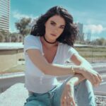 With a dark ensemble, Livia Brito displays past her waist Livia Brito 4 1