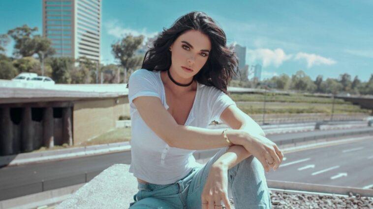 With a dark ensemble, Livia Brito displays past her waist Livia Brito 4 1