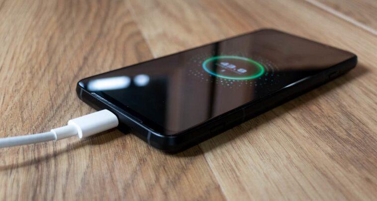 Would you like your cell phone to 'scream' when it finishes charging? Here we teach you smartphone 1