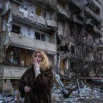 Russia corners the Ukrainian government and Zelensky asks the population to resist A woman cries next to her house after a bombing in Kiev.