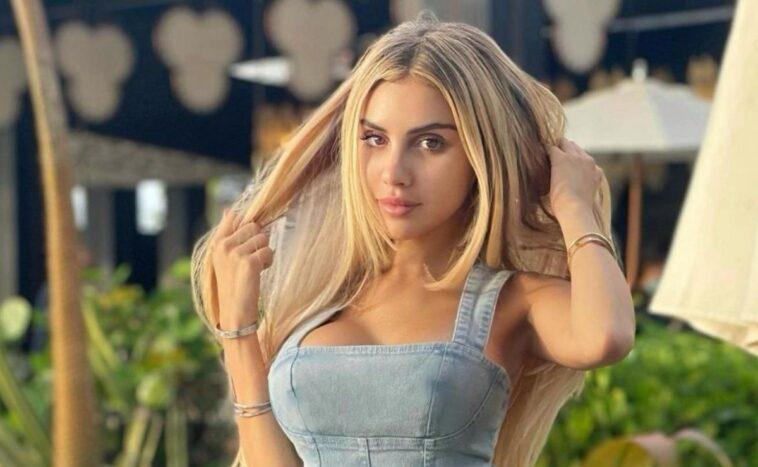 Alexa Dellanos models her sensational lace innerwear on her knees Alexa Dellanos 5