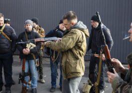Citizens load their rifles in preparation to repel advancing Russian forces in Kiev