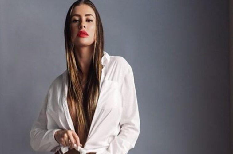 Francia James shows off her great figure with a stunning swimsuit Francia James