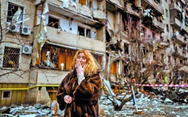 Natali Sevriukova cries outside a building destroyed by Russian rockets in Kiev