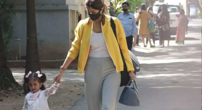 Shilpa Shetty was seen on the streets of Mumbai with daughter Samisha, mother was holding her hand