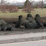 Soldiers near the Havana bridge one of the access roads to Kiev this Friday.