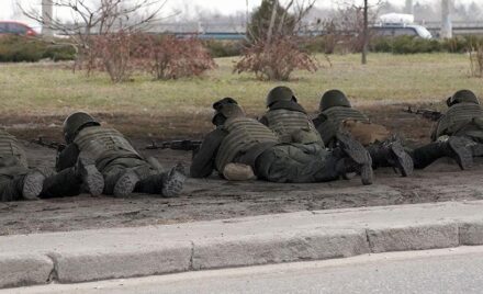 Soldiers near the Havana bridge one of the access roads to Kiev this Friday.