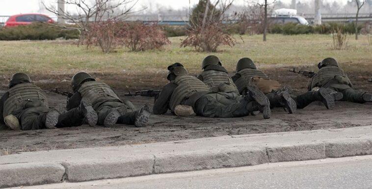 Soldiers near the Havana bridge one of the access roads to Kiev this Friday.