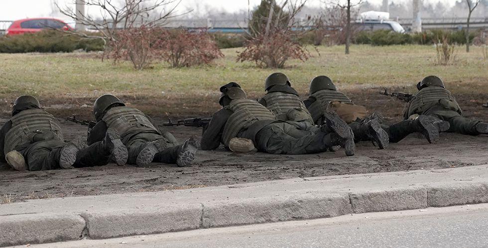 Soldiers near the Havana bridge one of the access roads to Kiev this Friday.