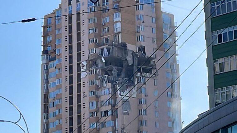The residential building affected by a Russian bombing this Saturday in Kiev.