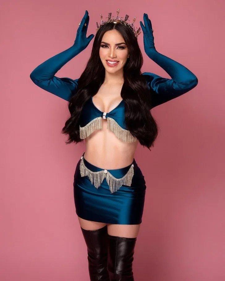 KIMBERLY LOAIZA APPEARS WITH INTERIORS POSING BETWEEN SHEETS KIMBERLY LOAIZA APPEARS WITH INTERIORS POSING BETWEEN SHEETS