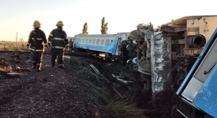 A train derailed in Olavarría resulting in 21 confirmed injuries