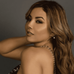 Aleida Nunez loses the pose and shows a little outfit that falls in love.