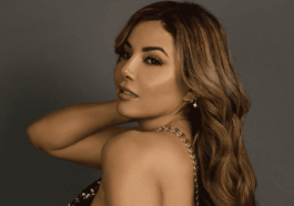 Aleida Nunez loses the pose and shows a little outfit that falls in love.