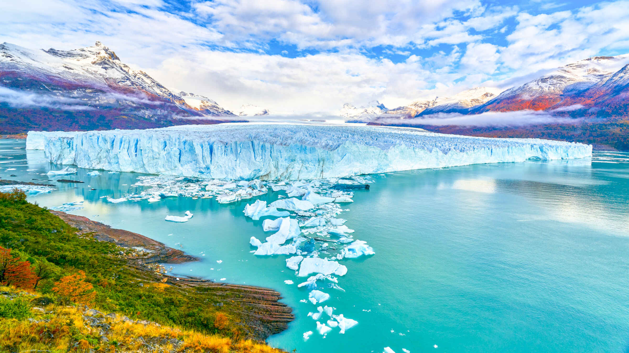 Collapse in the Perito Moreno glacier that caused the emergence of a giant mass of ice