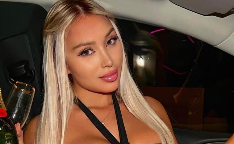 Daniella Chávez adds followers while stretching her band-aid bikinazo Daniella Chavez adds followers while stretching her band aid bikini