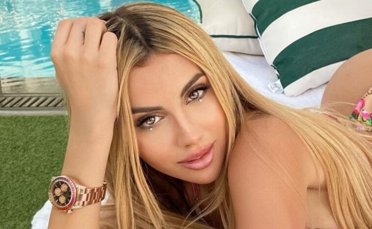 In a tight look Alexa Dellanos is speechless to her fans