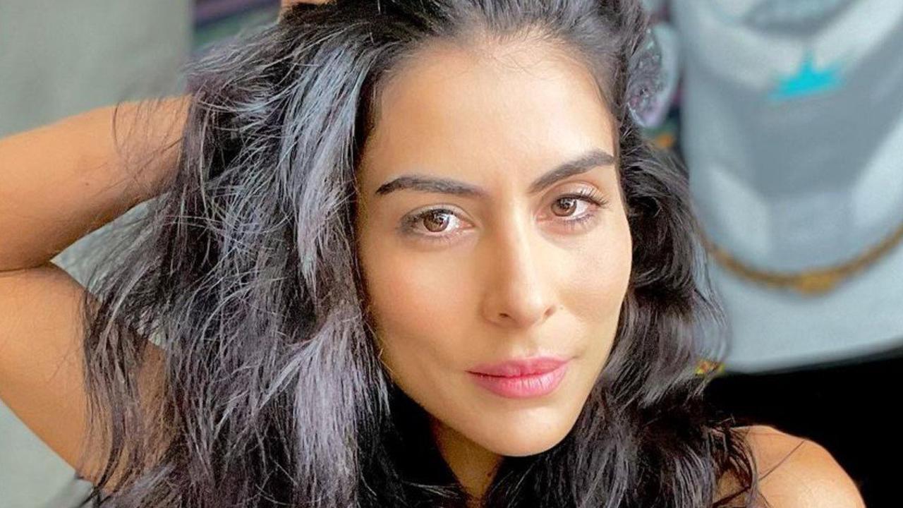 Maria Leon impresses dancing the tube but her dog steals the show