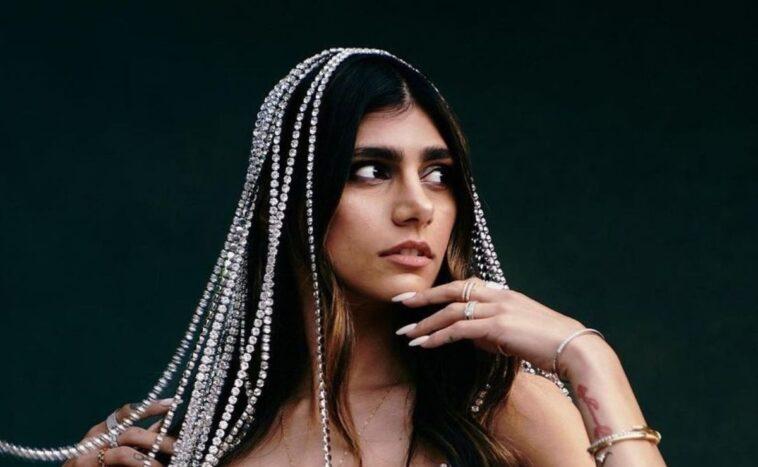 Mia Khalifa squats and shows off flower trikini from below Mia Khalifa squats and shows off flower trikini from below