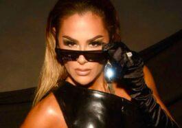 Ninel Conde is careless and her implants almost come out on stage