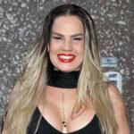 Niurka Marcos flaunts her pink swimsuit on the beaches of Huatulco