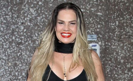 Niurka Marcos flaunts her pink swimsuit on the beaches of Huatulco