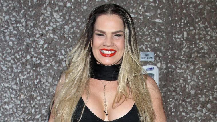 Niurka Marcos flaunts her pink swimsuit on the beaches of Huatulco