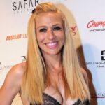 Noelia goes out in the street in a black thong that reveals her shapely butt Noelia arouses low passions when she goes for a walk in a high cut bodysuit and a black thong that covers the essentials and reveals her shapely butt