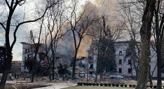 Russian attacks in Ukraine continue and dozens of refugees are rescued alive from the rubble of a theater
