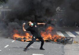 They defend the protesters who burned a policeman in the