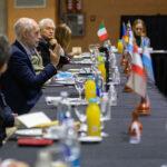 “We are with Ukraine”: Rodríguez Larreta posed with a poster in the Legislature while asking the President to condemn the invasion ukraine scaled