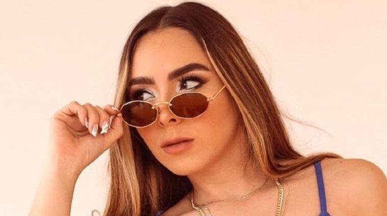 Alba Zepeda covers herself only with a ribbon and raises the temperature with a daring outfit