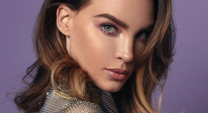 Belinda shows her charms with a hot photo in a green swimsuit