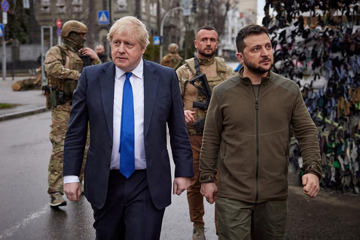 Boris Johnson walked around the center of Kyiv and received an unexpected gift