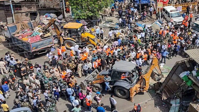 Jahangirpuri Violence: Bulldozer operation halted in Jahangirpuri, amidst heavy police force, Special Police Commissioner said - the situation is now under control Bulldozer action banned in Jahangirpuri