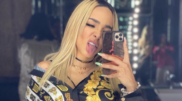 Manelyk Gonzalez shows off his curves with a session in a daring outfit