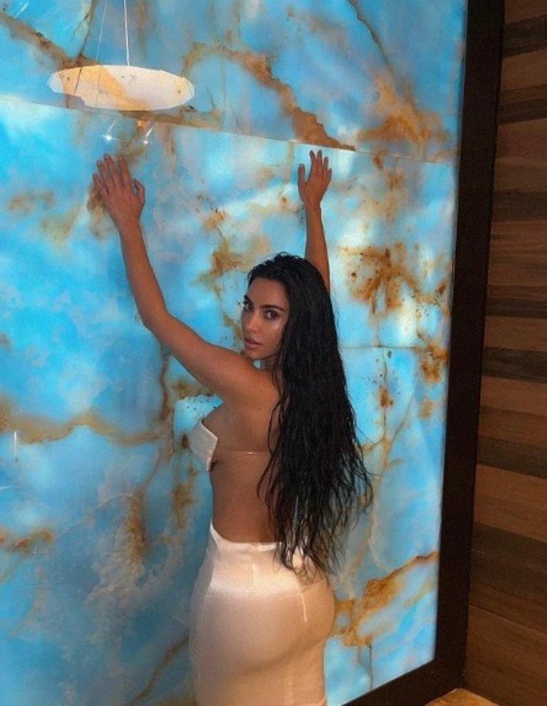 Kim Kardashian conquers Instagram with daring neckline | PHOTO