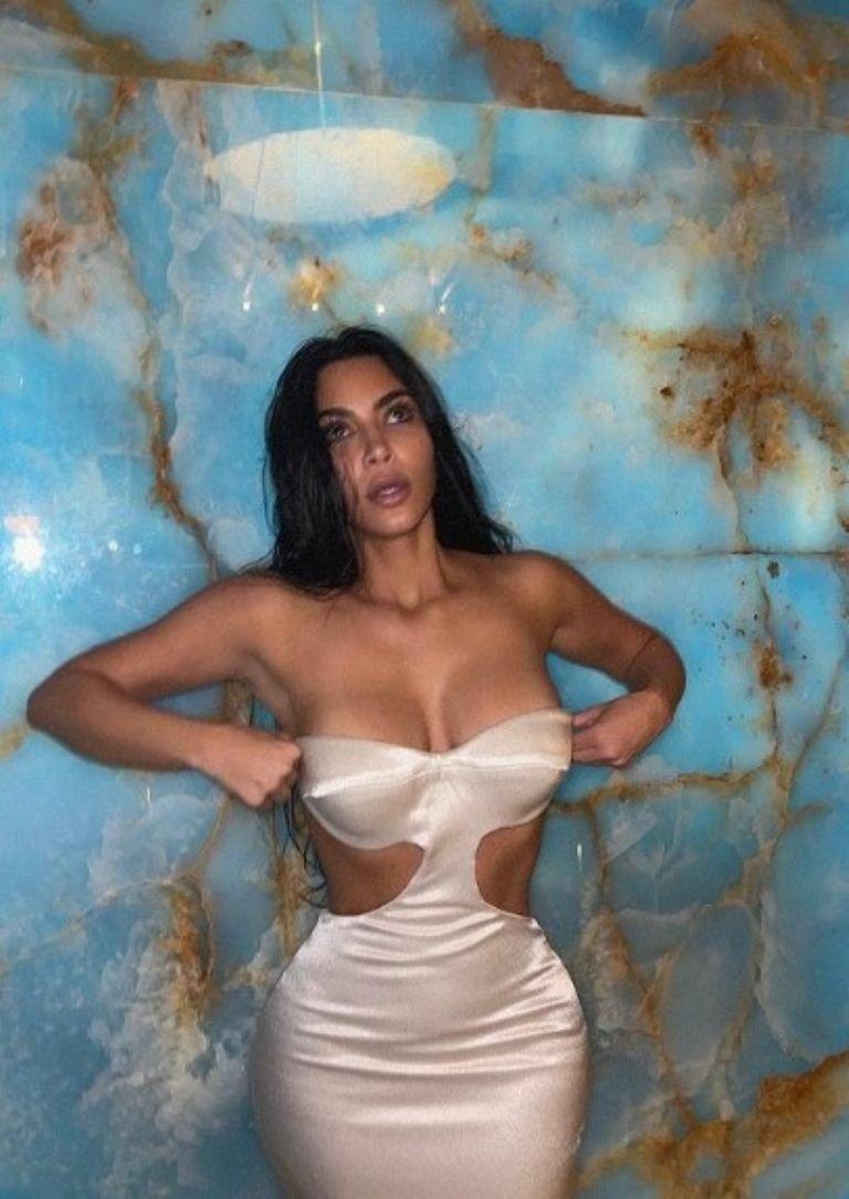 Kim Kardashian conquers Instagram with daring neckline | PHOTO