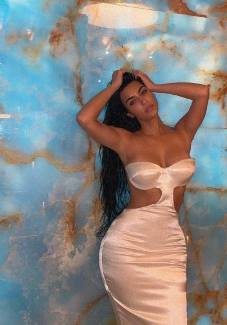 Kim Kardashian conquers Instagram with daring neckline | PHOTO