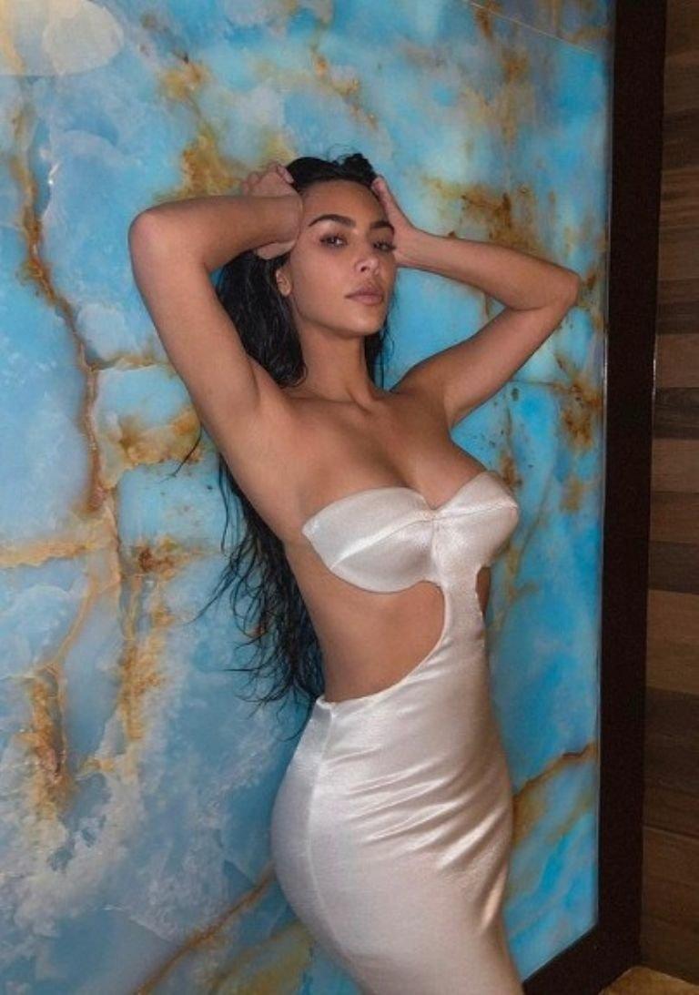 Kim Kardashian conquers Instagram with daring neckline | PHOTO