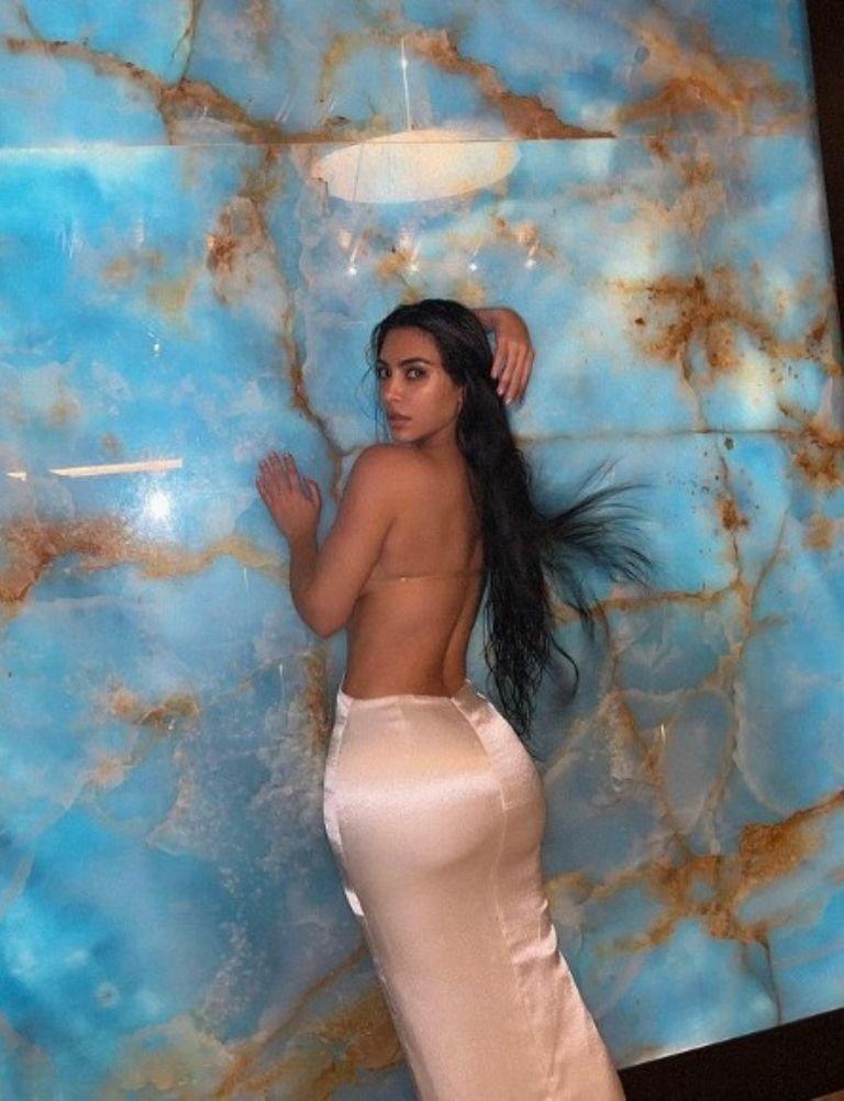 Kim Kardashian conquers Instagram with daring neckline | PHOTO