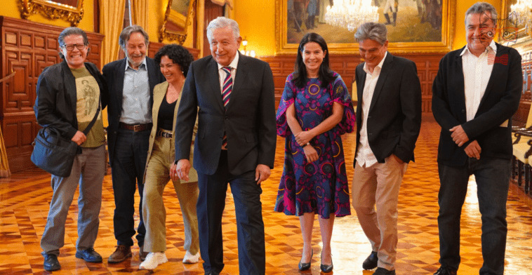 AMLO meets with actors and directors to bring cinema to remote towns