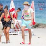 Bad Bunny and his girlfriend, Gabriela Berlingeri, walk along the beaches of Miami Gabriela Berlingeri beach