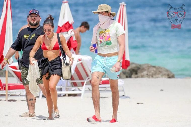 Bad Bunny and his girlfriend, Gabriela Berlingeri, walk along the beaches of Miami Gabriela Berlingeri beach