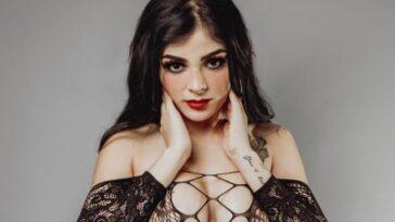 Karely Ruiz downloads the thread and shows off all her splendor as a naughty