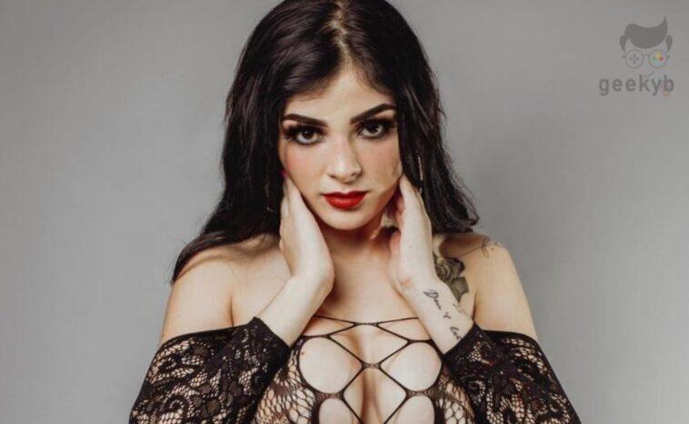 Karely Ruiz downloads the thread and shows off all her splendor as a naughty