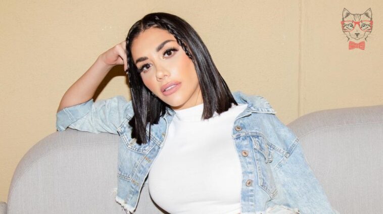 Karime Pindter raises the temperature showing off her curves in a swimsuit Karime Pindter