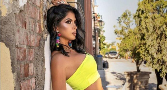 Kimberly Flores stunning in an emerald green dress at the Trakalosa inn in Monterrey