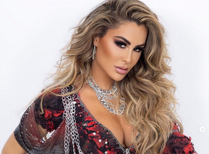 Ninel Conde showed her toned abdomen and legs during one of her shows