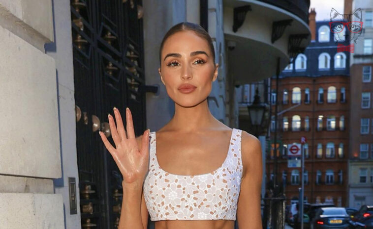 Olivia Culpo shows off her 'abs of steel' in a miniskirt and tank top in London Olivia Culpo shows off her abs of steel in a miniskirt and tank top in London